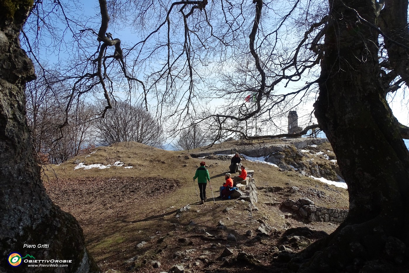 96 Dai Tre Faggi vista verso tempietto con Madonna circondato da dolmen.JPG